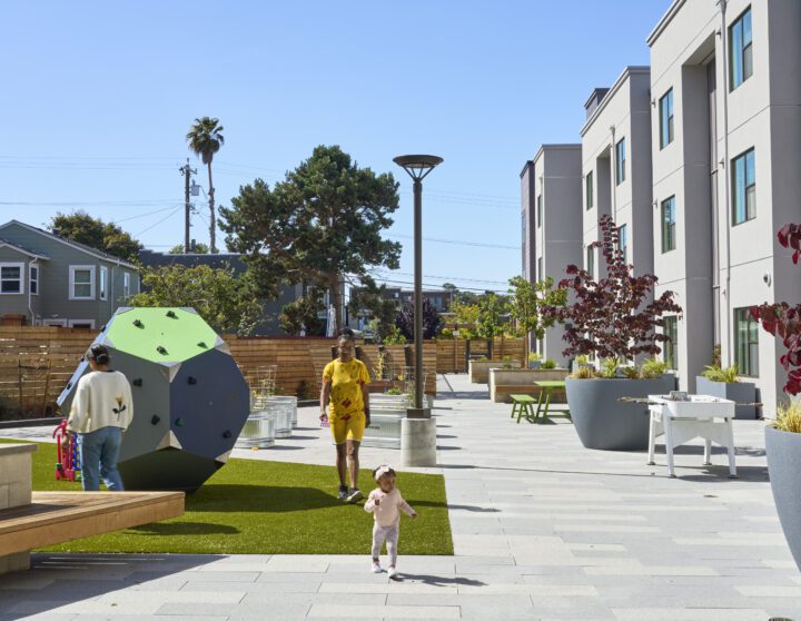 VMWP, Verana Hill, east bay affordable housing, courtyard family — Photography: Ken Gutmaker
